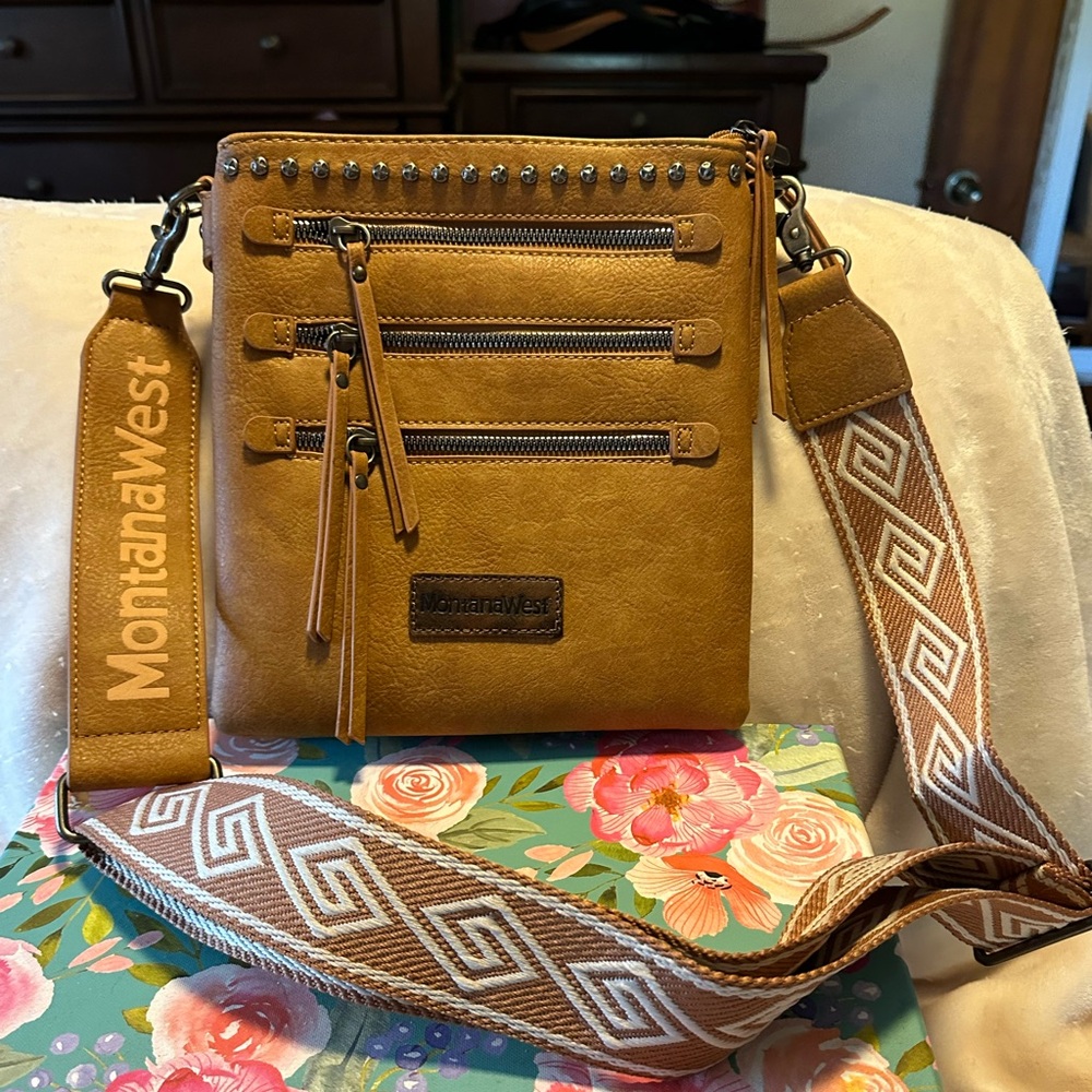 New Montana West Medium Crossbody - Picture 1 of 5